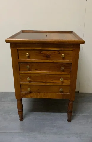 petite table en noyer à tiroirs