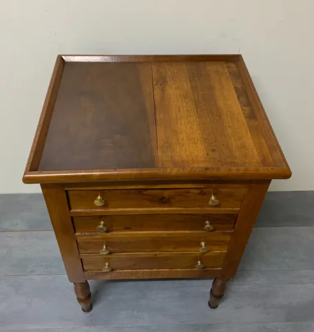 petite table en noyer à tiroirs