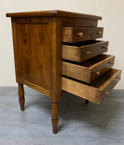 petite table en noyer à tiroirs