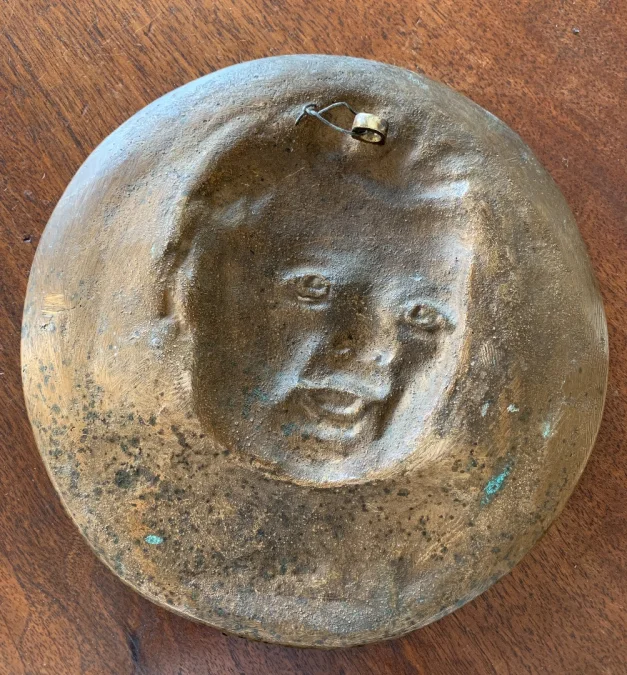 BRONS PORTRET VAN EEN KIND