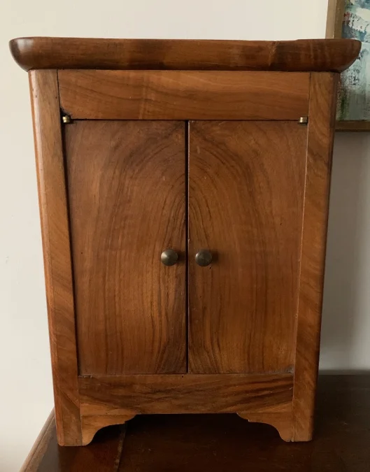 Petite armoire de poupée
