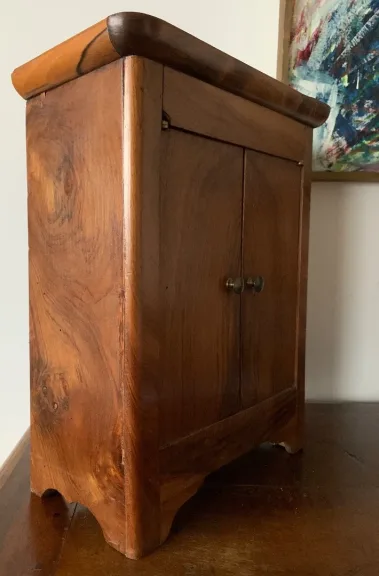 Petite armoire de poupée
