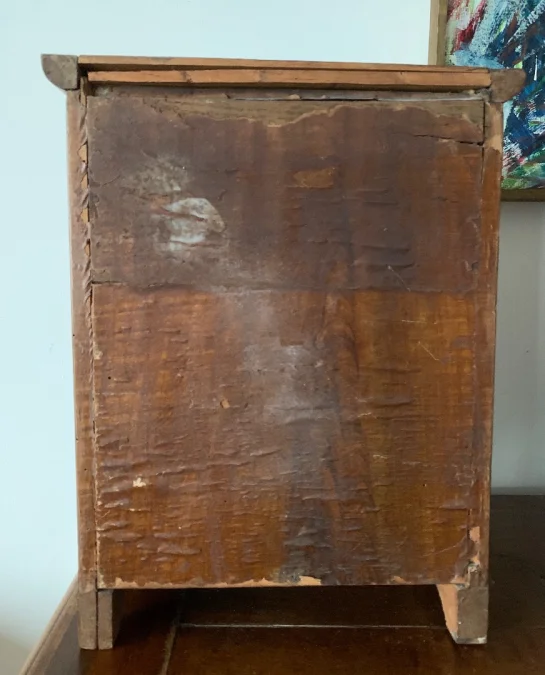 Petite armoire de poupée
