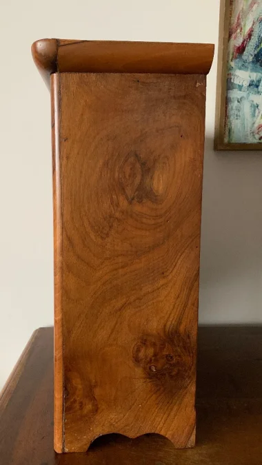 Petite armoire de poupée