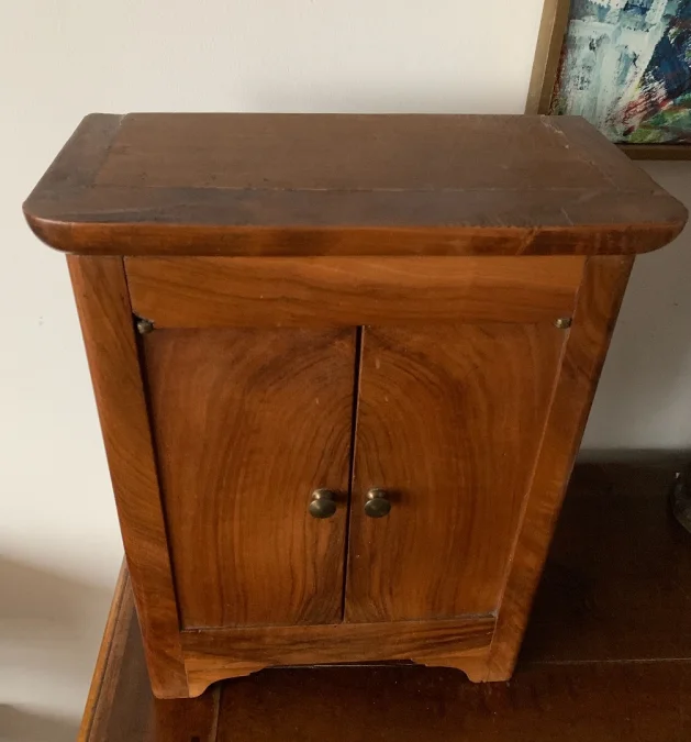 Petite armoire de poupée