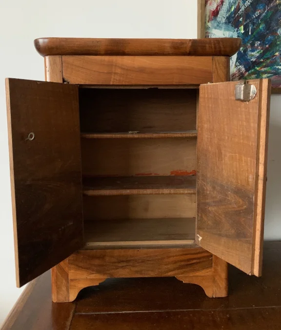 Petite armoire de poupée