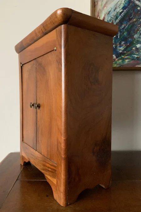 Petite armoire de poupée