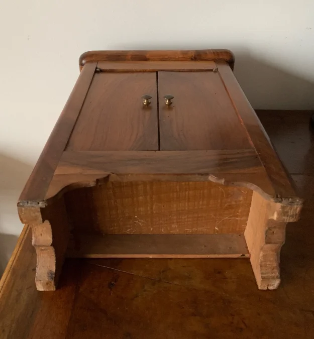 Petite armoire de poupée