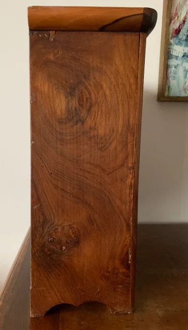 Petite armoire de poupée