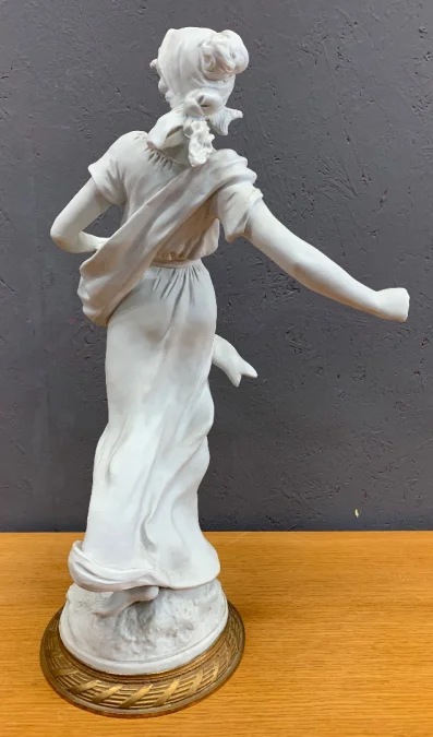 La semeuse , sculpture en biscuit