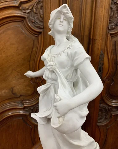 La semeuse , sculpture en biscuit