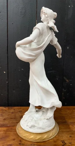 La semeuse , sculpture en biscuit