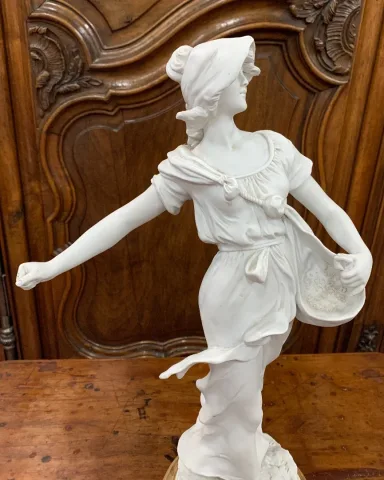 La semeuse , sculpture en biscuit