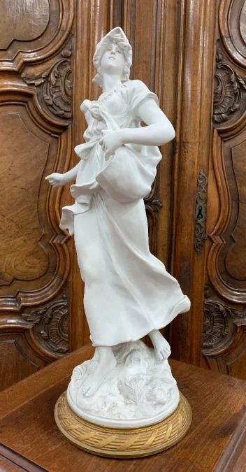 La semeuse , sculpture en biscuit