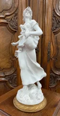 BISCUITWARE-STATUETTE