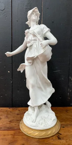 La semeuse , sculpture en biscuit