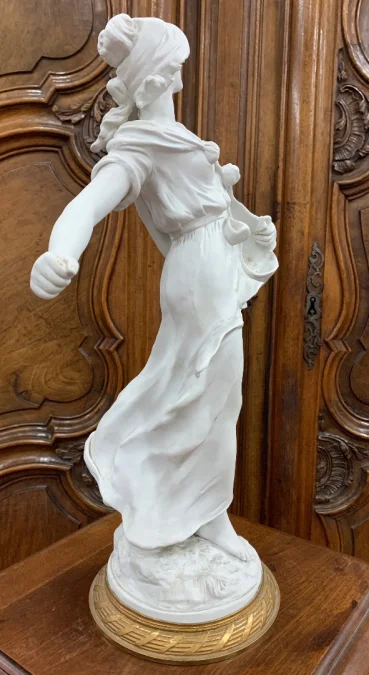 La semeuse , sculpture en biscuit