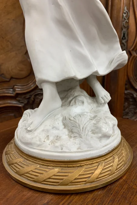 La semeuse , sculpture en biscuit