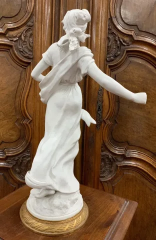 La semeuse , sculpture en biscuit