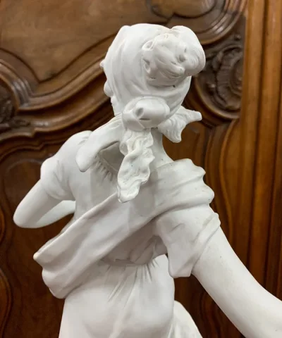 La semeuse , sculpture en biscuit