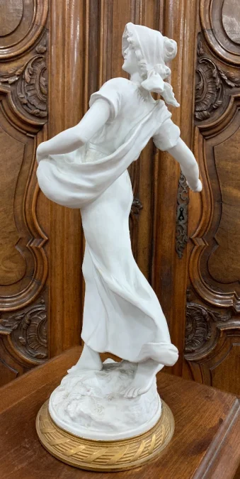 La semeuse , sculpture en biscuit
