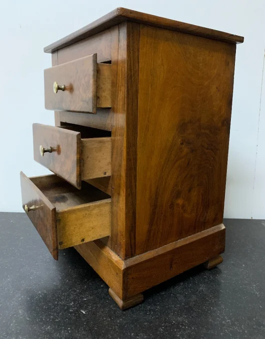 Petite commode de poupée en noyer
