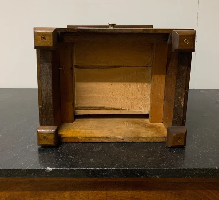 Petite commode de poupée en noyer