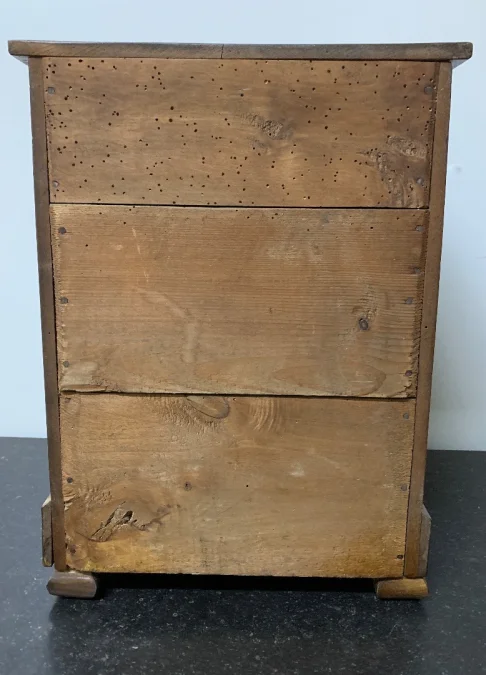 Petite commode de poupée en noyer