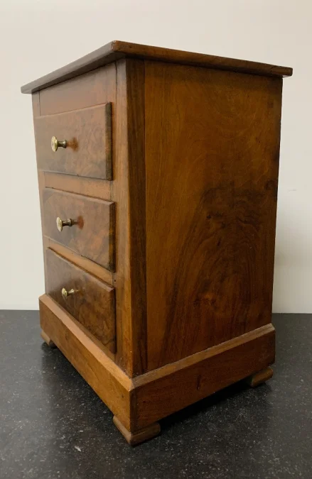 Petite commode de poupée en noyer