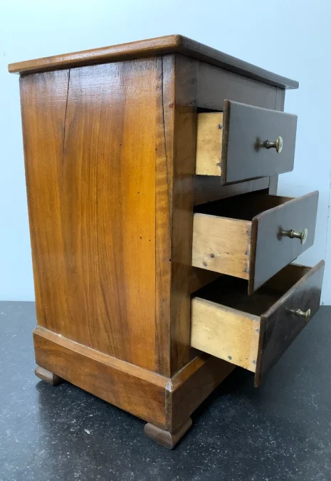 Petite commode de poupée en noyer