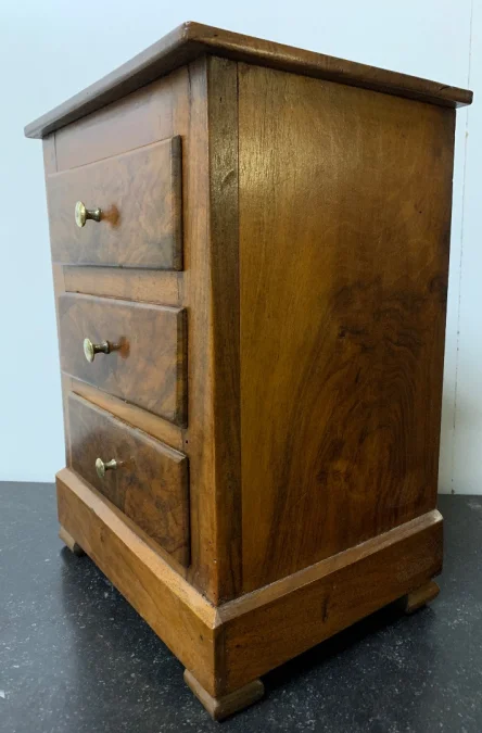 Petite commode de poupée en noyer