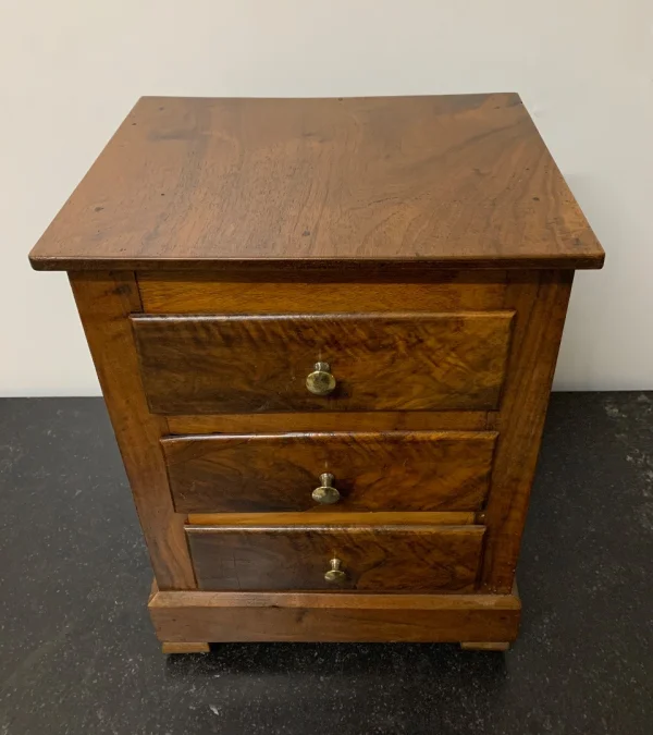 Petite commode de poupée en noyer