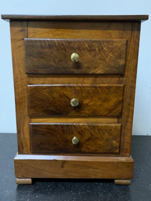 Petite commode de poupée en noyer