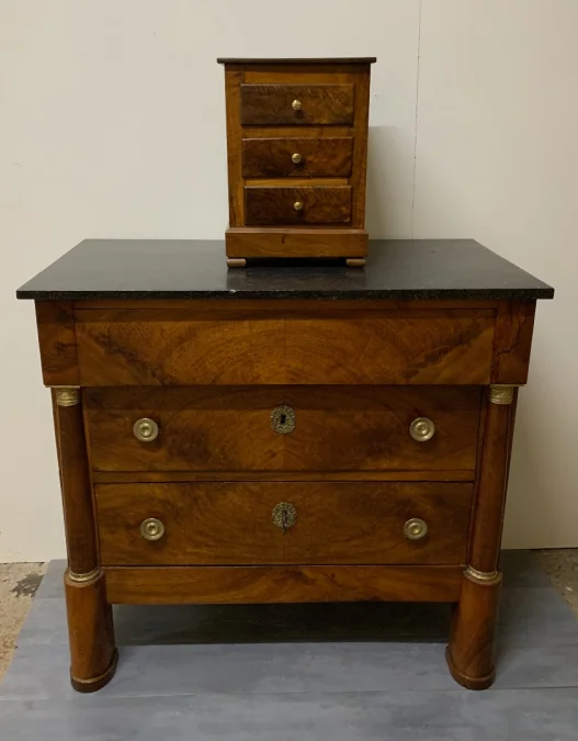Petite commode de poupée en noyer