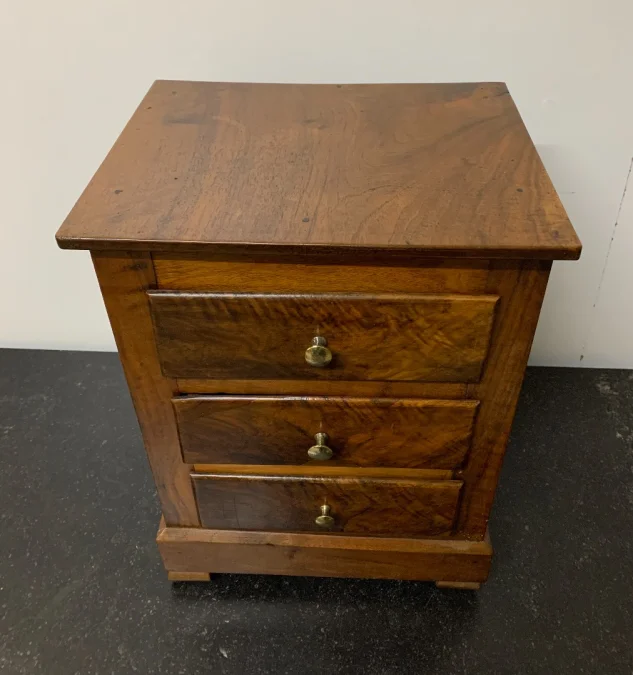 Petite commode de poupée en noyer