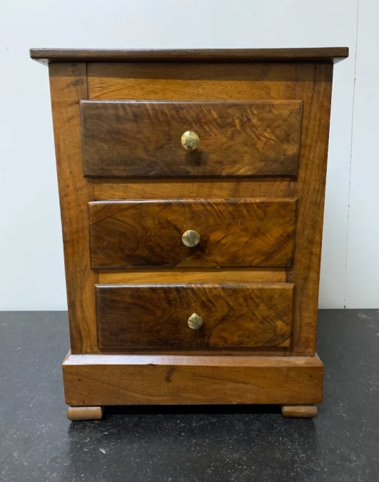 Petite commode de poupée en noyer