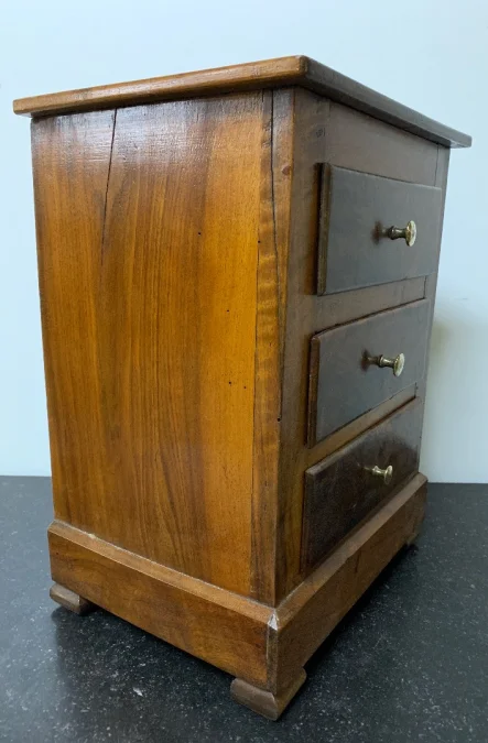 Petite commode de poupée en noyer