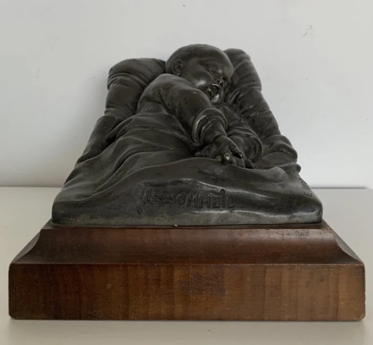 TINNEN FIGUUR gesigneerd E. ROBERT