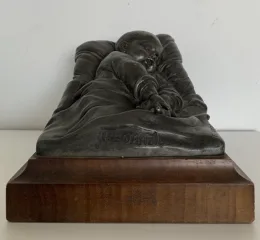 TINNEN FIGUUR gesigneerd E. ROBERT