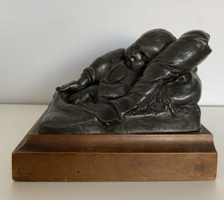 TINNEN FIGUUR gesigneerd E. ROBERT