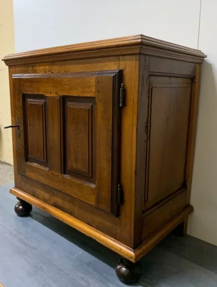 18th CENTURY CUPBOARD