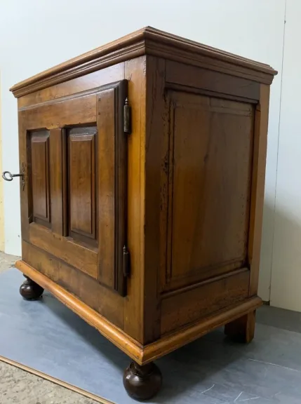 18th CENTURY CUPBOARD