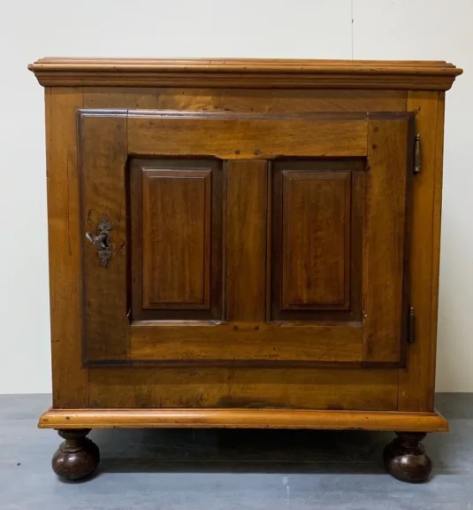 18th CENTURY CUPBOARD