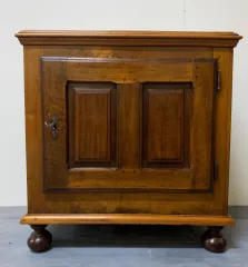 18th CENTURY CUPBOARD