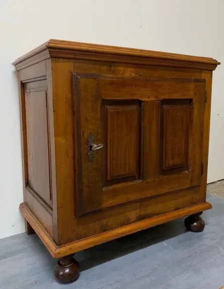 18th CENTURY CUPBOARD