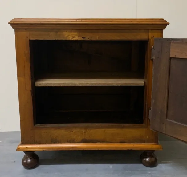 18th CENTURY CUPBOARD