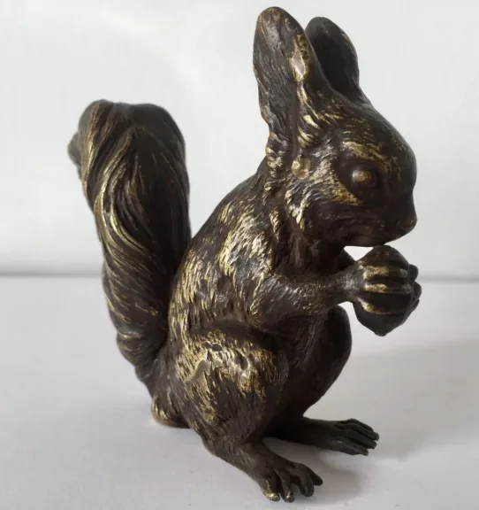 BRONZE-EICHHÖRNCHEN