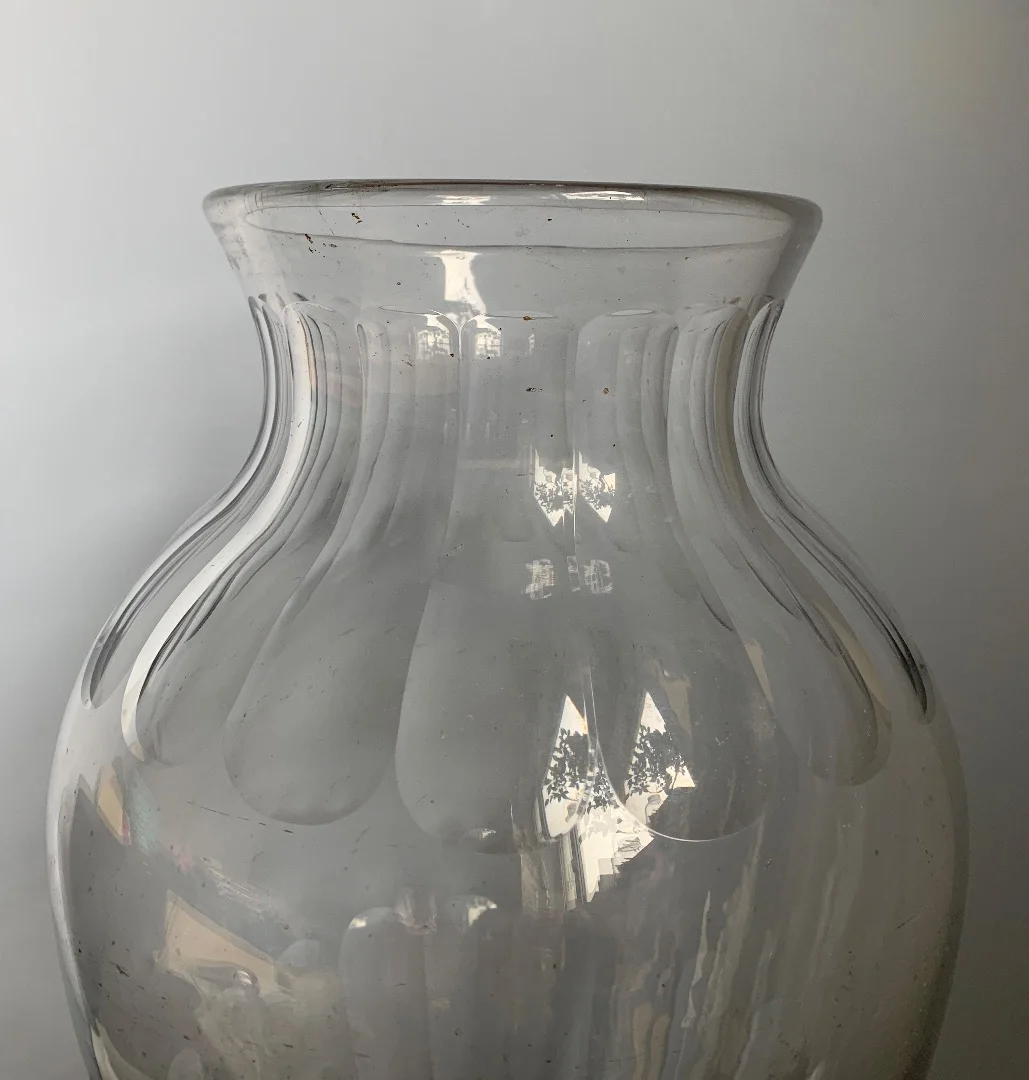VASE AUS GEBLASEM GLAS