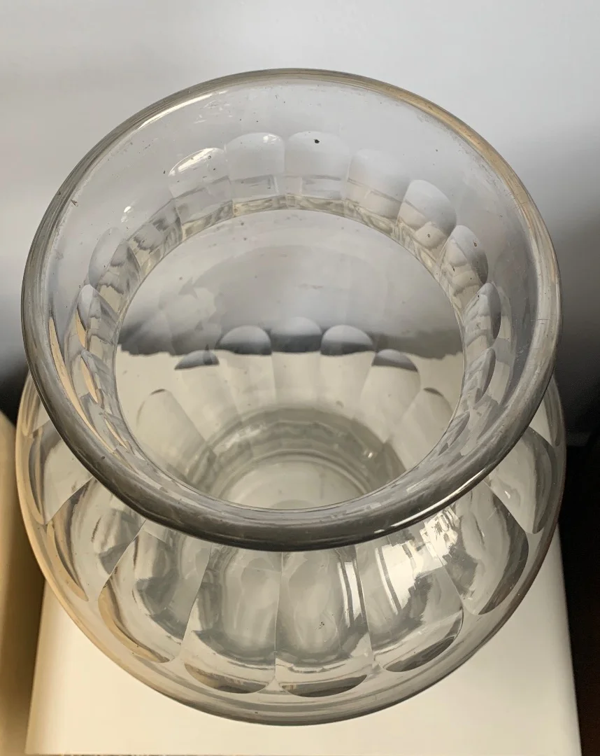 VASE AUS GEBLASEM GLAS