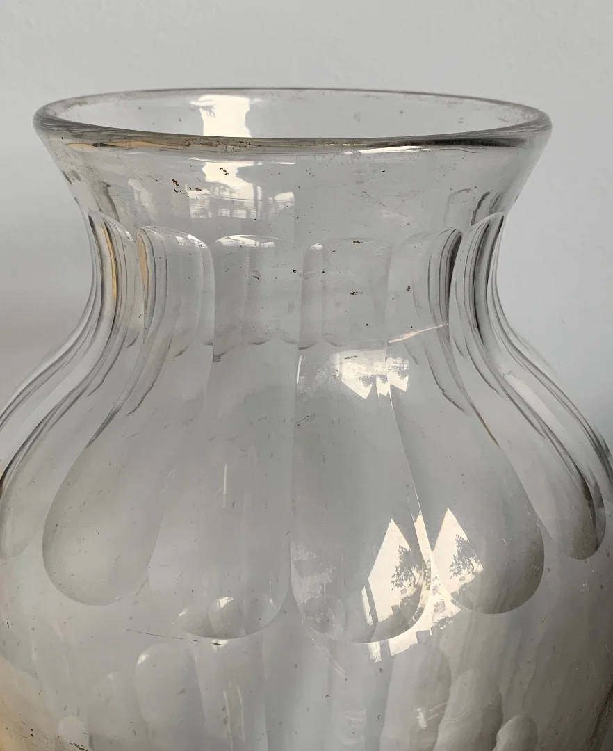 VASE AUS GEBLASEM GLAS